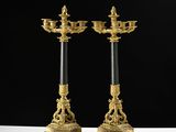 une paire de chandeliers anciens en laiton et marbre, montés sur des socles en marbre