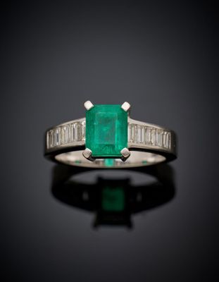 une bague en émeraude et diamant