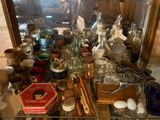 une vitrine en verre contenant de nombreux objets en verre