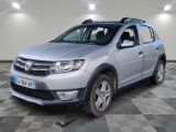une photo d'une Dacia argentée garée dans un garage