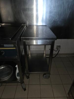 une petite table avec une cuisinière dans une cuisine