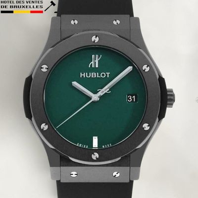 un gros plan d'une montre au cadran vert