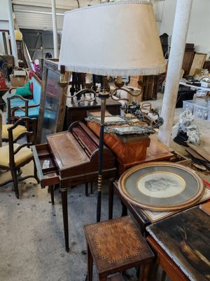 un grand nombre de meubles qui se trouvent dans une pièce