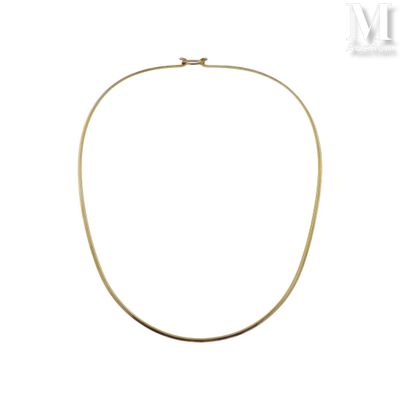 un collier en or sur fond blanc