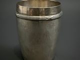 une coupe en argent posée sur une table