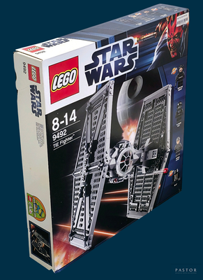 une boîte contenant un ensemble Lego Star Wars « Tie Fighter »