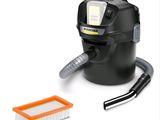 un aspirateur posé à côté d'une brosse de nettoyage