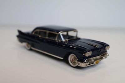 une voiture jouet posée sur une table