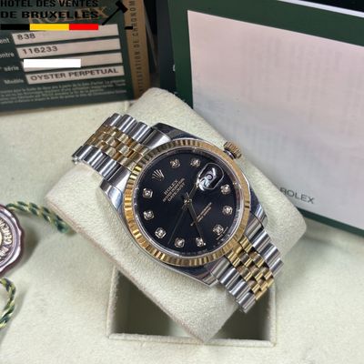 une montre qui se trouve dans une boîte sur une table