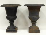 deux vases posés l'un à côté de l'autre sur une table