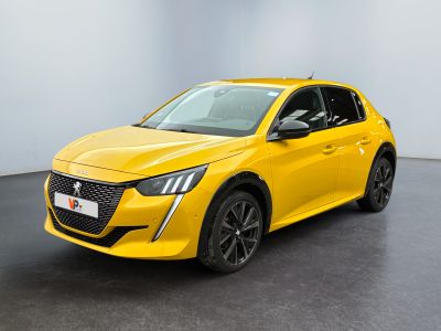 une voiture jaune garée dans une pièce au sol noir