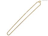 un collier en or avec une longue chaîne sur fond blanc
