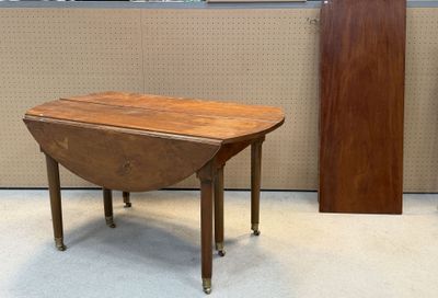 une petite table posée à même le sol