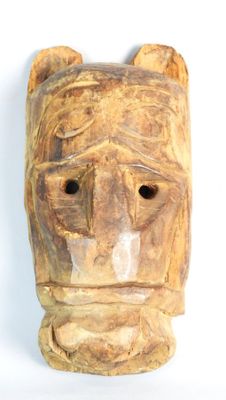 une image d'un masque en bois sur fond blanc