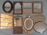Il y a beaucoup de miroirs, et encore des miroirs, sur les murs de cette pièce