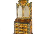 une petite armoire en bois surmontée d'un miroir