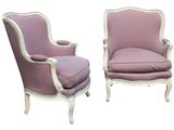 une paire de chaises avec des coussins rembourrés roses