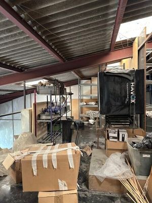 une pièce où il y a plein de cartons par terre