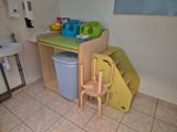 un bureau avec une chaise et une poubelle dans un coin