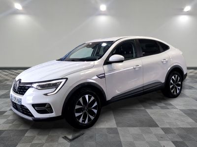 un 4x4 blanc garé sur un sol en damier dans un garage