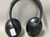 un casque posé sur une surface blanche