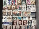une photo d'une collection de timbres exposée dans un coffret