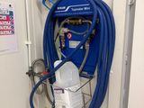 un tuyau bleu fixé au mur d'une pièce