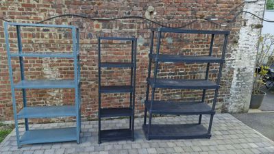 deux bibliothèques placées l'une à côté de l'autre près d'un mur en briques