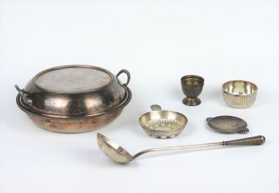 beaucoup d'objets en argent posés sur une table