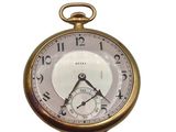 gros plan d'une montre de poche sur fond blanc
