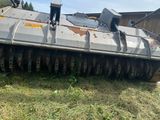 un tracteur qui est garé dans l'herbe
