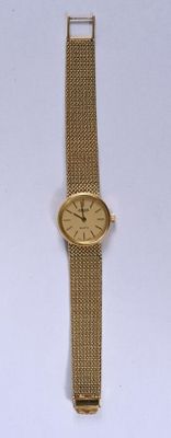 une image d'une montre-bracelet en or sur une surface blanche