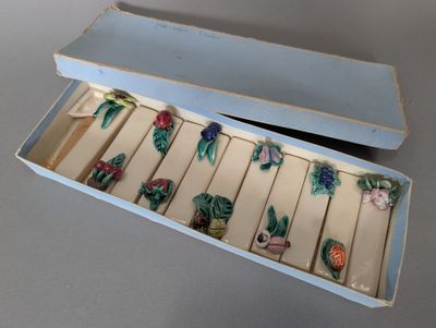 une boîte blanche contenant un bouquet de fleurs