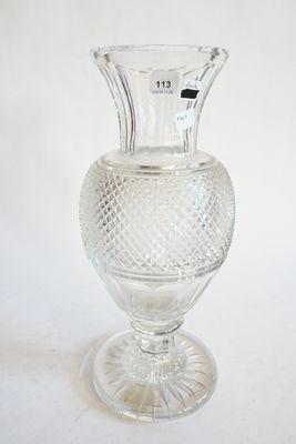 un vase en verre transparent posé sur une table