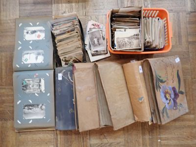 un panier rempli de vieux livres posé par terre, à côté d'un autre panier rempli de vieux livres