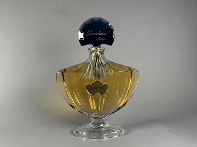 GUERLAIN. Important flacon FACTICE d'eau de toilette SHALIMA…
