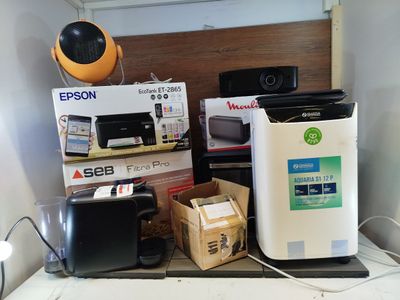 de nombreux types d'imprimantes et d'autres appareils électroniques sur le comptoir
