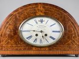 une horloge en bois avec des chiffres romains sur le cadran