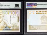 trois billets de banque différents, sur lesquels figure une femme, exposés