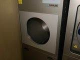 un lave-linge et un sèche-linge dans une petite pièce