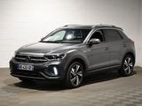 Le SUV Volkswagen est garé dans un garage dont le sol est en damier.