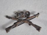 two crossed guns on a white surface