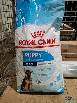 un sac de croquettes Royal Canin pour chiots posé sur une cage