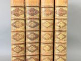 un ensemble de cinq vieux livres superposés