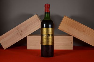 une bouteille de vin posée sur une table