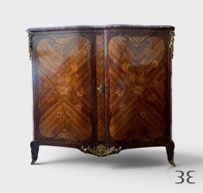 une image représentant une armoire à deux portes et un tiroir