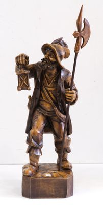 une statue représentant un homme muni d'une lance et portant un chapeau