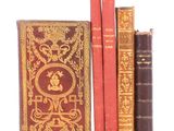 trois livres posés l'un à côté de l'autre sur une table