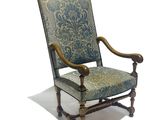 une vieille chaise recouverte d'un tissu bleu et vert, recouverte, recouverte, recouverte, recouverte, recouverte, recouverte, recouverte, recouverte