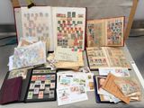 plusieurs types de timbres différents sur une table